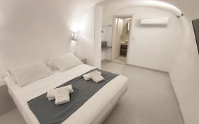 Fira Getaway - Economy Basement Rooms