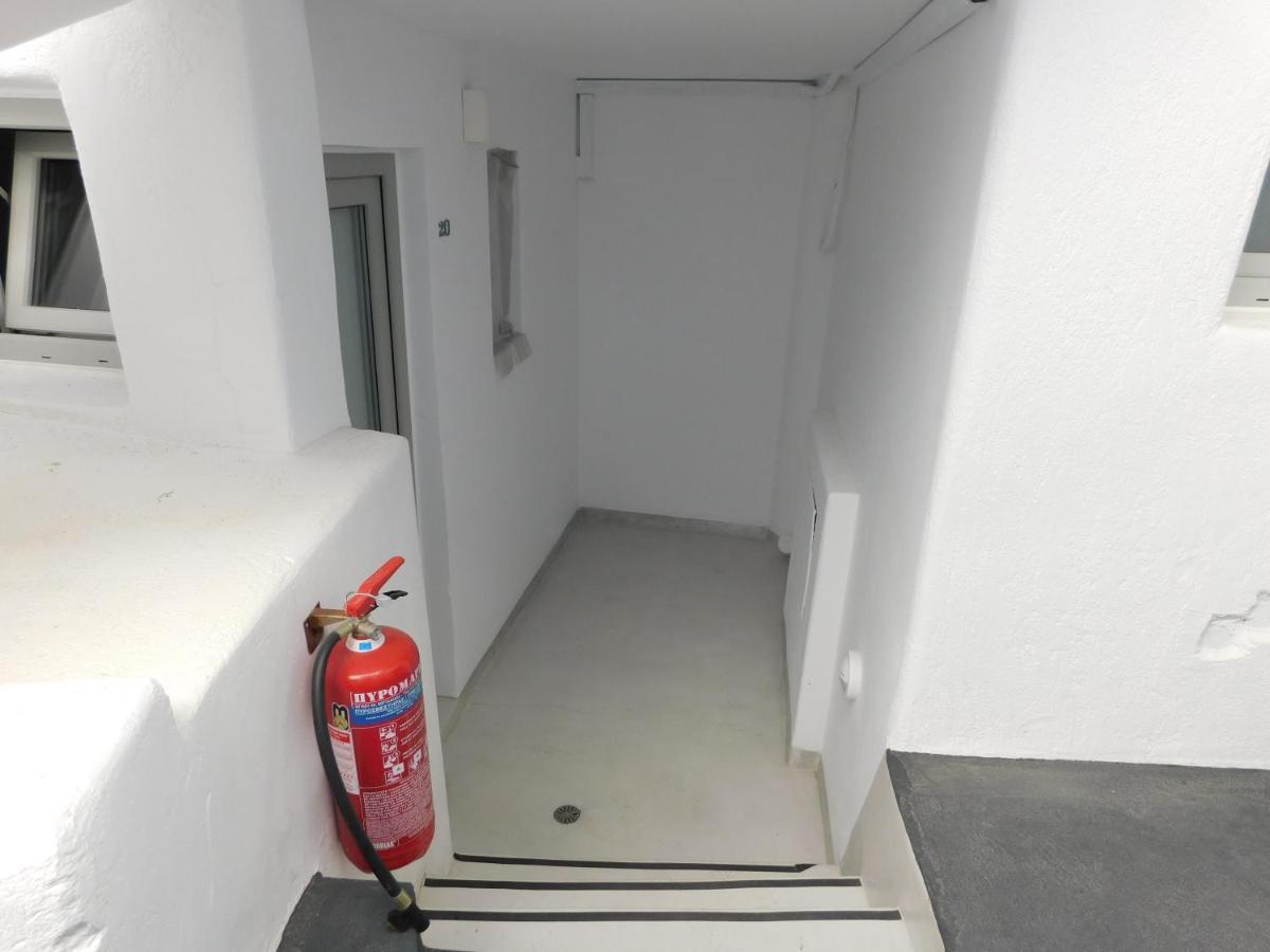 Fira Getaway - Economy Basement Rooms Εξωτερικό φωτογραφία